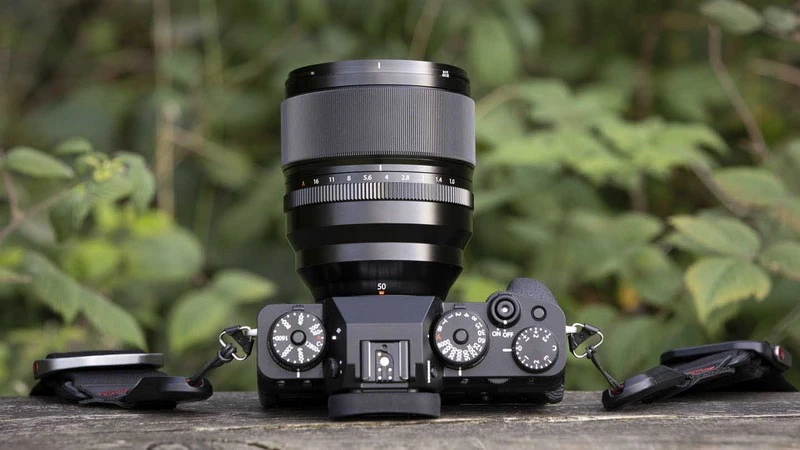 Sức mạnh f/1.0 tạo nên bokeh cực mịn và chiều sâu nổi bật