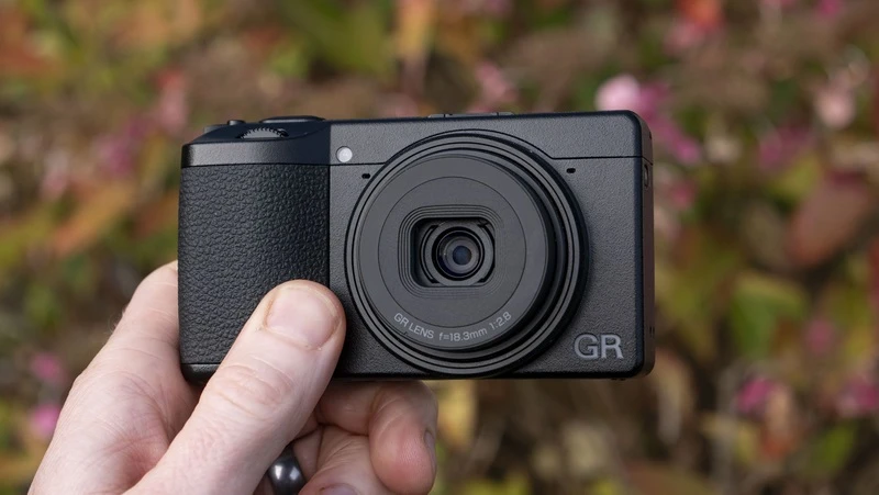 Phong cách stealth tối giản tạo nên dấu ấn riêng của Ricoh GR IV