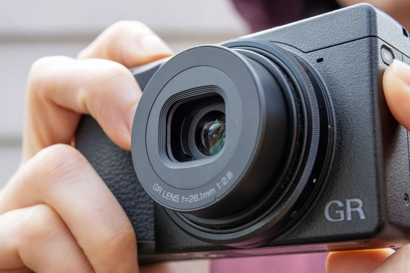 Khác biệt giữa ống kính 35mm linh hoạt và 28mm góc rộng