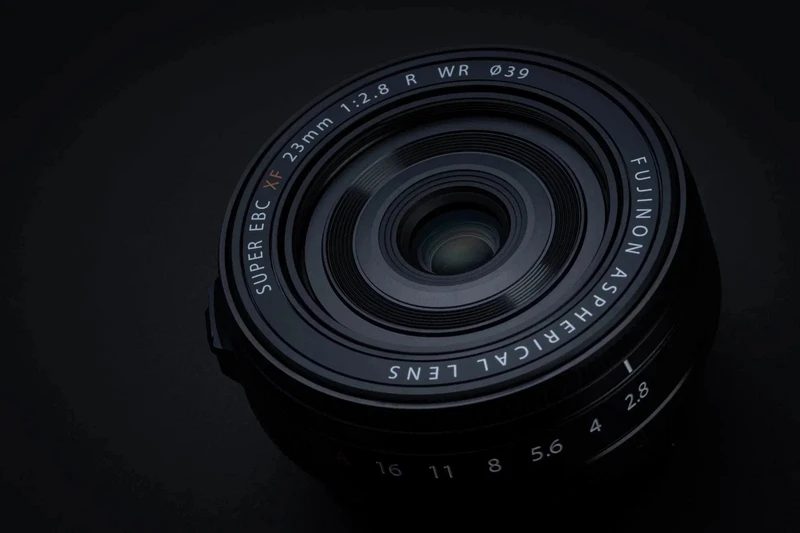 Thiết kế siêu mỏng giúp XF23F2.8 R WR luôn sẵn sàng đồng hành
