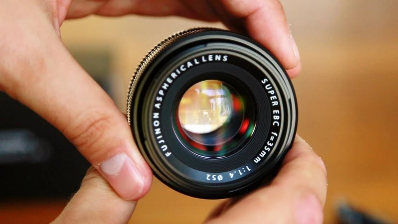 XF 35mm f/1.4 tái hiện chân dung tự nhiên
