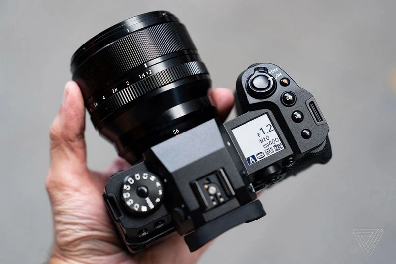 XF 56mm f/1.2 R WR cho trải nghiệm cầm nắm gọn gàng
