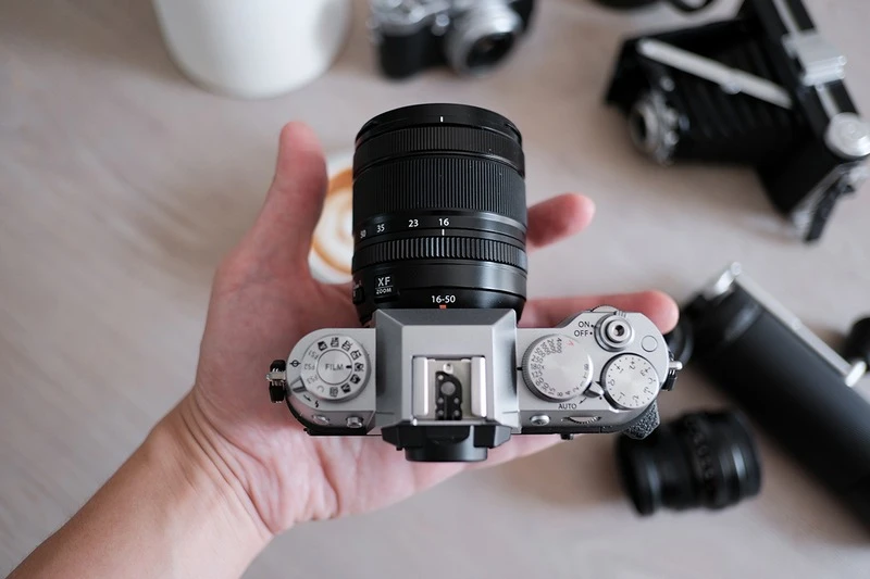 So sánh XF 1650 vs Sigma 18-50 để thấy XF 1650 có thiết kế đột phá